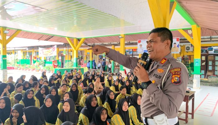 Edukasi Safety Riding, Satlantas Polresta Pekanbaru Datangi Sekolah