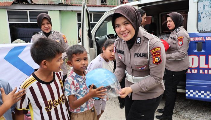 Satlantas Polresta Pekanbaru Bagikan Helm SNI Gratis untuk Tekan Angka Kecelakaan