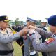 Wakapolda Riau Brigjen Pol Hengki Haryadi menyematkan pita tanda dimulainya Operasi Keselamatan Lancang Kuning 2026 saat Apel Gelar Pasukan di halaman Mapolda Riau, Pekanbaru, Senin (2/2/2026).