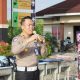 Kasat Lantas Polresta Pekanbaru AKP Satrio B.W. Wicaksana memberikan arahan kepada personel saat apel pembukaan Operasi Keselamatan Lancang Kuning 2026 di Mapolresta Pekanbaru, Senin (2/2/2026).