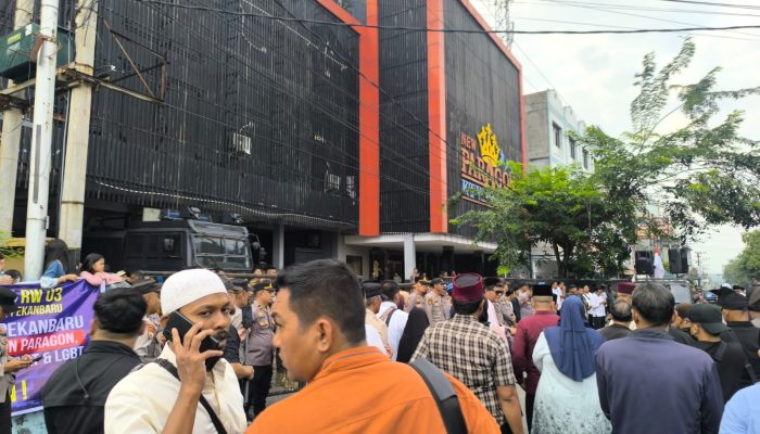 Ratusan Massa Demo New Paragon KTV, Desak Pemko Pekanbaru Cabut Izin