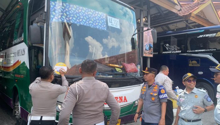 Polisi Periksa Bus dan Kesehatan Sopir di Terminal BRPS Pekanbaru