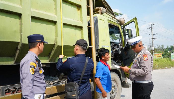 Ditlantas Polda Riau Tertibkan Truk ODOL di Pekanbaru