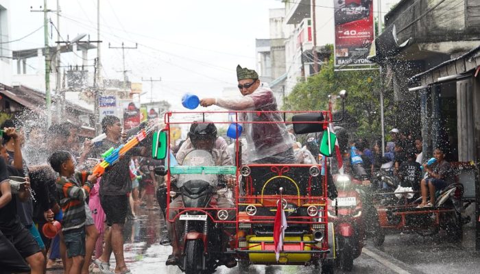 Festival Perang Air Cian Cui Meriahkan Imlek di Meranti
