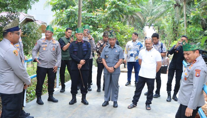 Kapolda Riau Tinjau Pembangunan Jembatan Merah Putih Presisi di Lubuk Agung Kampar