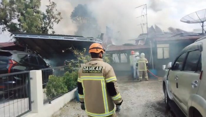 Dua Rumah Asrama Polisi di Pekanbaru Terbakar, 4 Mobil dan 6 Motor Hangus