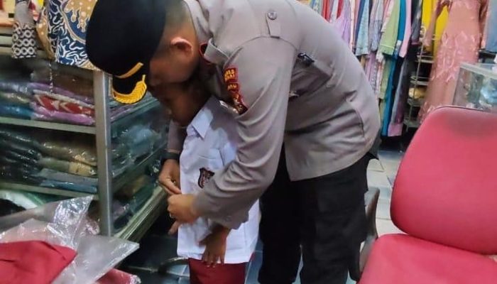 Polisi Beri Seragam Sekolah, Harapan Baru Tumbuh dari Keluarga Kurang Mampu