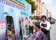 Ojol Tertib Diguyur Bonus, Ditlantas Polda Riau Gratiskan Pangkas Rambut di Jalanan