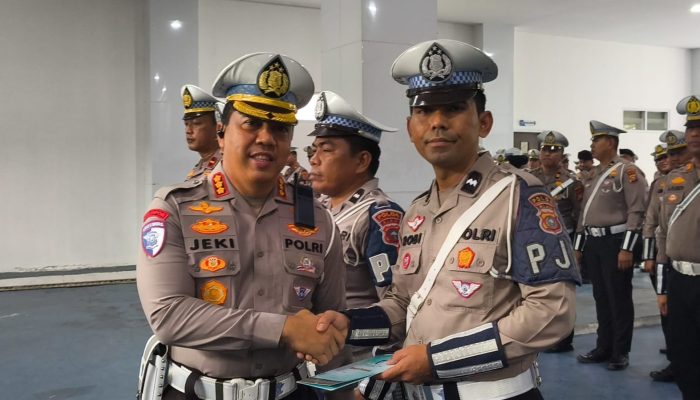 Respons Cepat Bantu Pengendara Sakit, Empat Polisi Polda Riau Digganjar Penghargaan