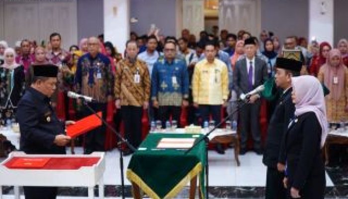 Plt Gubri SF Hariyanto Lantik Dirut RSUD Arifin Achmad dan Sekwan Riau