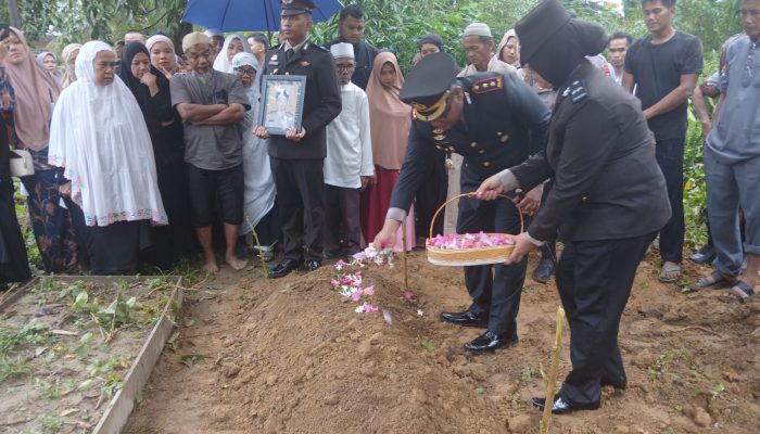 Kapolri Naikkan Pangkat Anumerta Aiptu Apendra yang Gugur Saat Takbiran