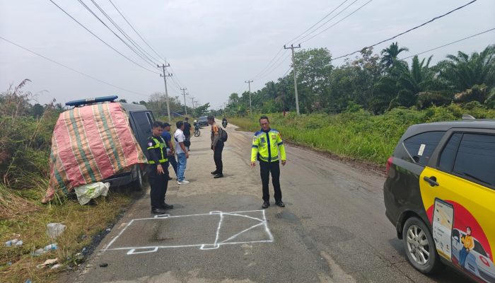 Mobil Tahanan Polsek Mandau Terguling Saat Bawa 14 Tahanan ke Lapas Bengkalis