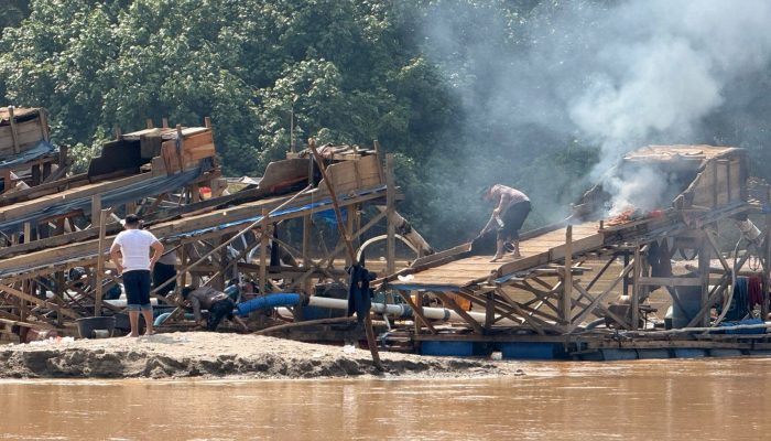 Polisi Musnahkan 12 Rakit Tambang Emas Ilegal di Sungai Kuantan