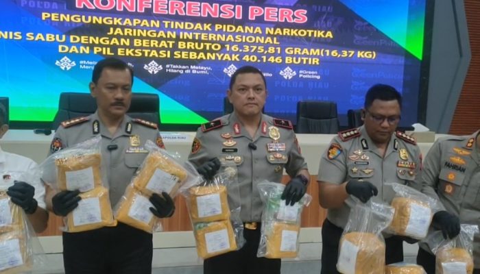 Dua Kurir Jaringan Internasional Ditangkap di Pekanbaru, Narkoba Senilai Rp31 Miliar Disita