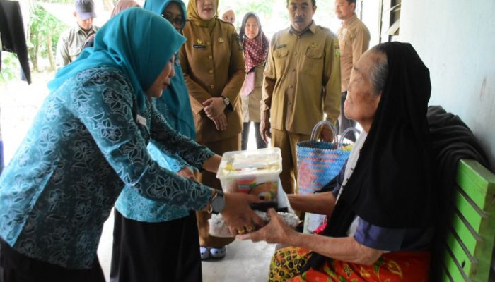 Ketua TP PKK Kampar Serahkan Bantuan Ramadan kepada Duafa dan Janda