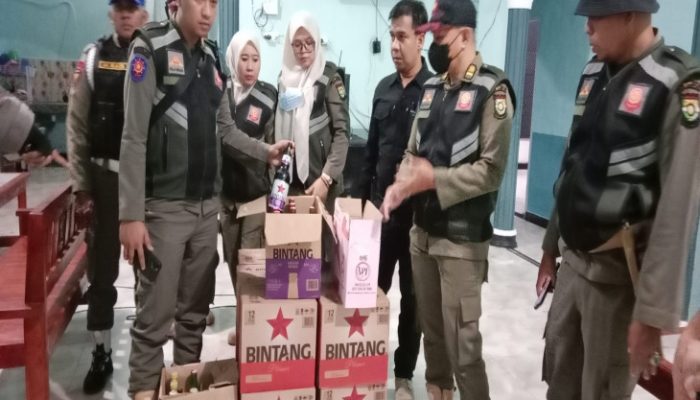 Satpol PP Kampar Razia Kedai Remang-Remang di Bangkinang, 92 Botol Miras Disita