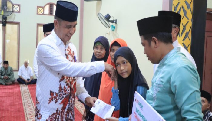 Safari Ramadhan di Kampar Kiri Hulu, Bupati Kampar Serahkan Bantuan untuk Masjid dan Warga