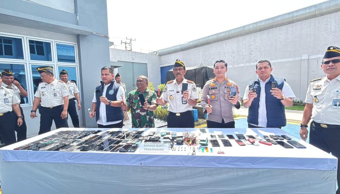Sidak Lapas Narkotika Pekanbaru, 84 HP Warga Binaan Dimusnahkan