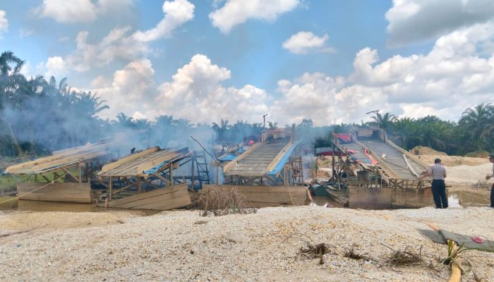 Enam Rakit Tambang Emas Ilegal Ludes Dibakar Polisi
