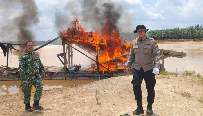 TNI-Polri Musnahkan 12 Rakit Tambang Ilegal di Kuantan Singingi