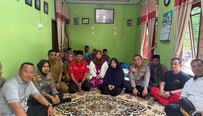 Petugas Karhutla Gugur, Kapolda Riau Datangi Rumah Duka