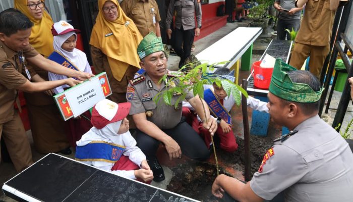 Green Policing Polda Riau Tanamkan Cinta Alam ke Pelajar