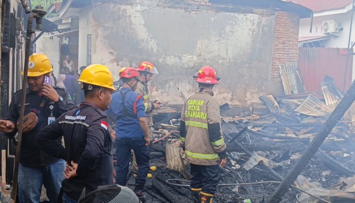 Belasan Rumah Petak Ludes Dilalap Api di Jalan Agus Salim Pekanbaru