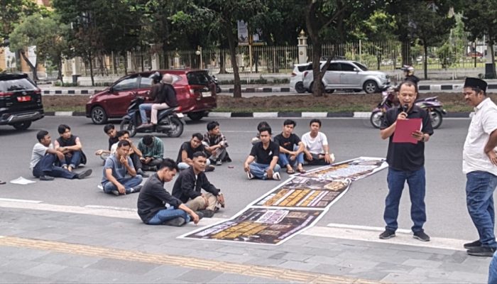 Laporan 10 Bulan Mandek, Massa Desak Kejati Riau Usut Tuntas Tunjangan DPRD Siak