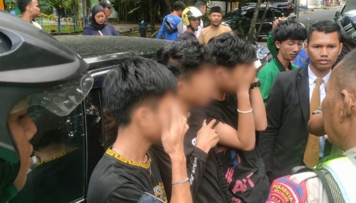 Diduga Sindikat Open BO MiChat Ditangkap Massa di Pekanbaru