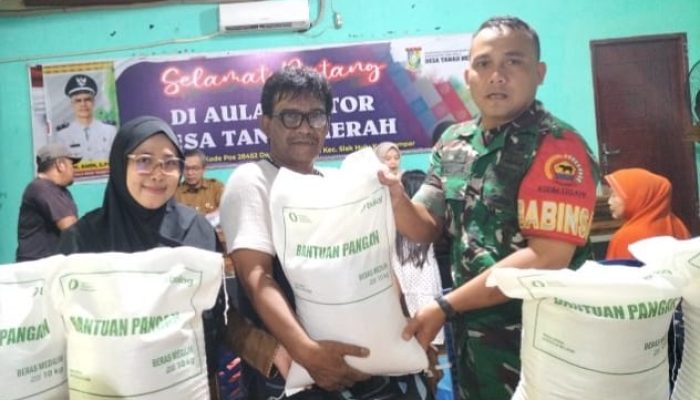 Babinsa Siak Hulu Dampingi Penyaluran Bantuan Sembako Warga Kurang Mampu