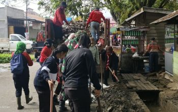 Gotong Royong Jelang HUT TNI, Pasar Pangkalan Kerinci Dibersihkan