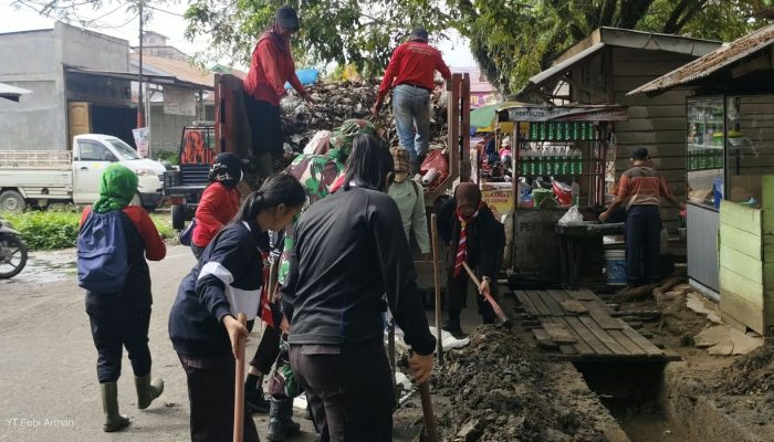 Gotong Royong Jelang HUT TNI, Pasar Pangkalan Kerinci Dibersihkan