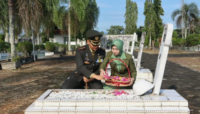 Jelang HUT TNI, Kodim 0313/KPR Tabur Bunga di TMP Bangkinang