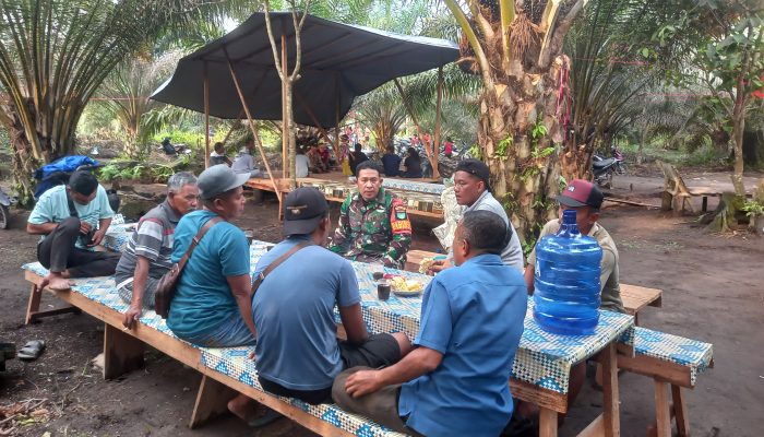 Babinsa Bunut Sambangi Warga, Bahas Keamanan dan Lingkungan
