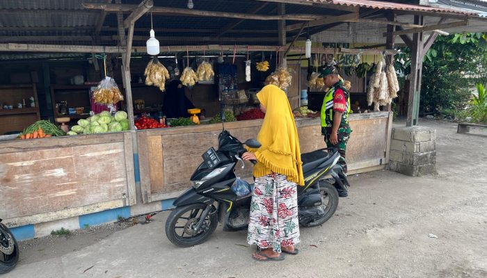 Dekati Pedagang, Babinsa Kepenuhan Pantau Harga Kebutuhan Warga