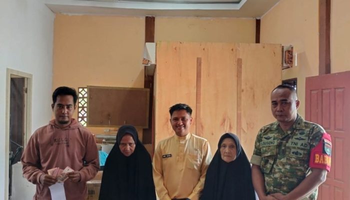 Babinsa Turun Langsung Pantau Bantuan untuk Warga Miskin