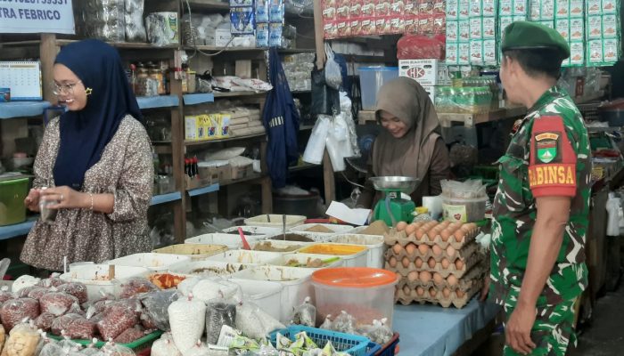 Pantau Harga Pangan, Babinsa Bunut Sambangi Pedagang