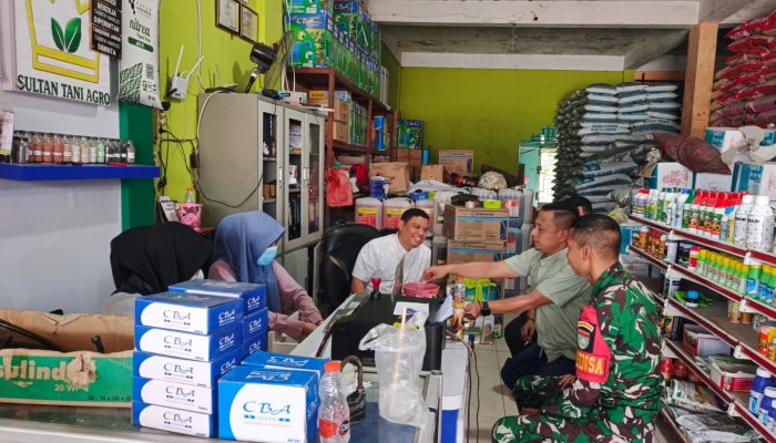 Jelang Musim Tanam, Babinsa Pantau Harga Pupuk di Rohul