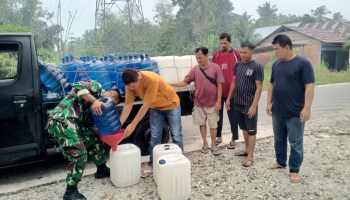 Bantu Warga Krisis Air, Babinsa Distribusikan Air Bersih di Kampar