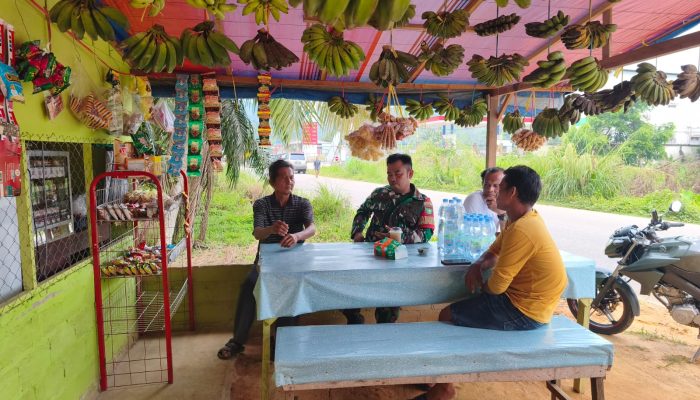 Babinsa Ingatkan Bahaya Puntung Rokok Pemicu Kebakaran Lahan