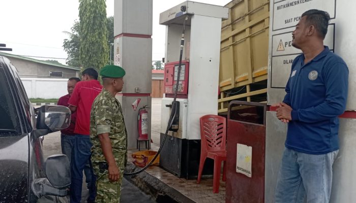 Babinsa Dorong Kedisiplinan Pengunjung SPBU untuk Cegah Kebakaran