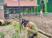 Gotong Royong Bersihkan Masjid, Babinsa Perkuat Kebersamaan
