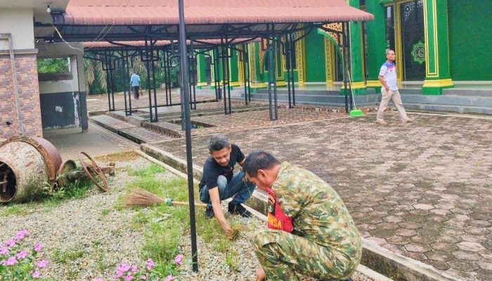 Gotong Royong Bersihkan Masjid, Babinsa Perkuat Kebersamaan