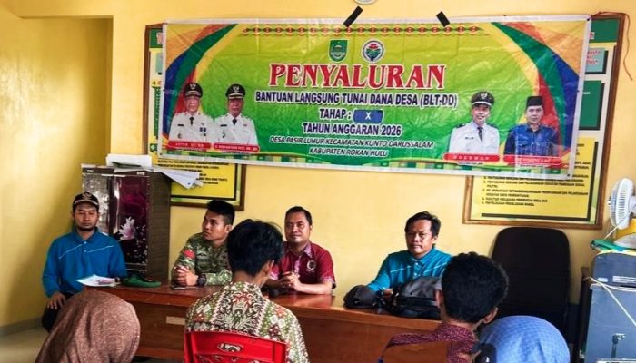 Babinsa Pantau Penyaluran BLT Dana Desa di Pasir Luhur