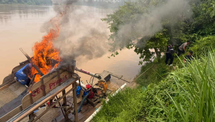 Rakit PETI Dibakar Polisi di Aliran Sungai Kuantan